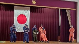 消防団による「人の担ぎ方」指導